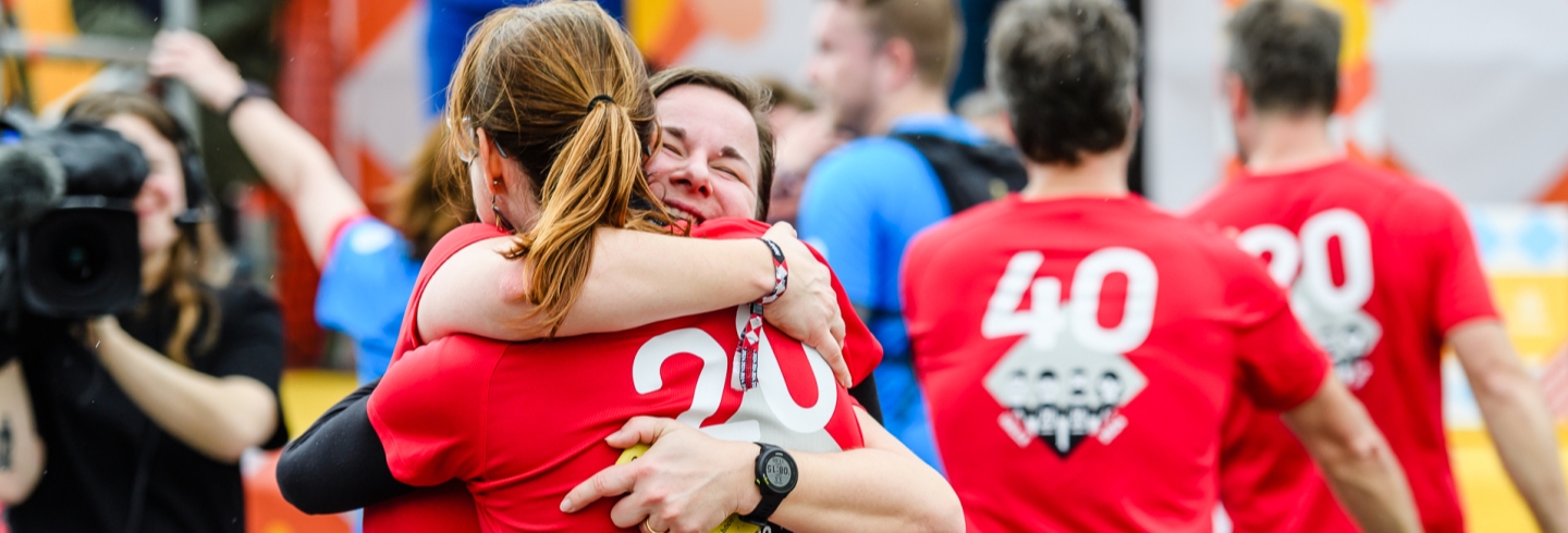 2 knuffelende mensen