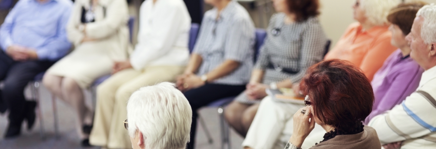 groep mensen die een gesprek hebben